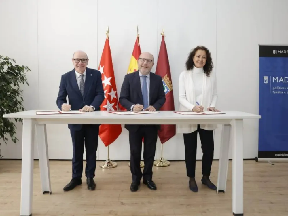 El acuerdo ha sido suscrito en el propio centro por el delegado de Políticas Sociales, Familia e Igualdad, José Fernández; la concejala de Arganzuela, Lola Navarro; y el rector de la UGR, Pedro Mercado.