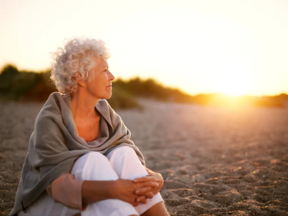 mujer en la playa mejorando bienestar emocional