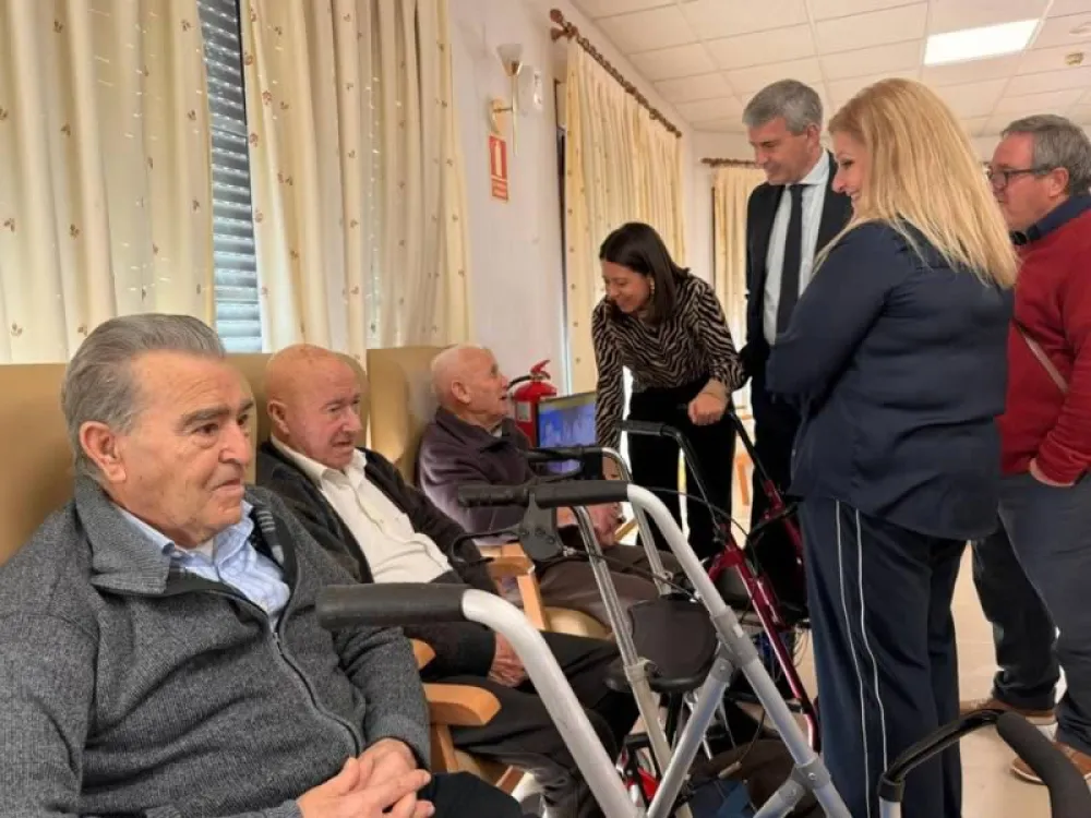 La consejera de Bienestar Social, Bárbara García Torijano, durante su visita a la Residencia de Mayores Santa María de Melque
