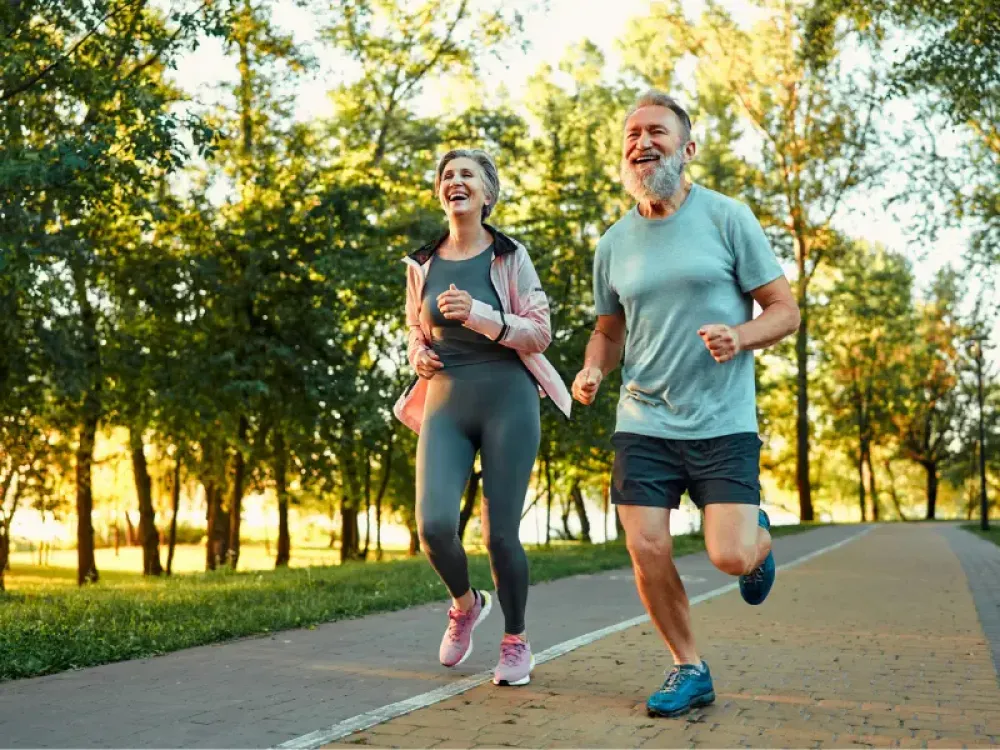 pareja de personas mayores corriendo 