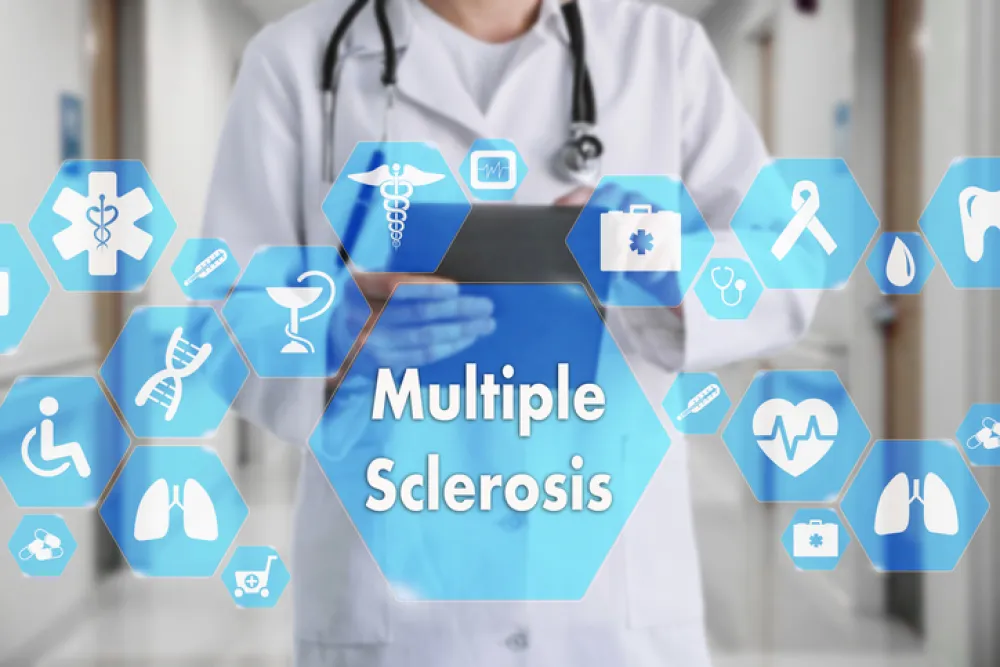 Foto con un medico de fondo y en primer plano la palabra Esclerosis Multiple