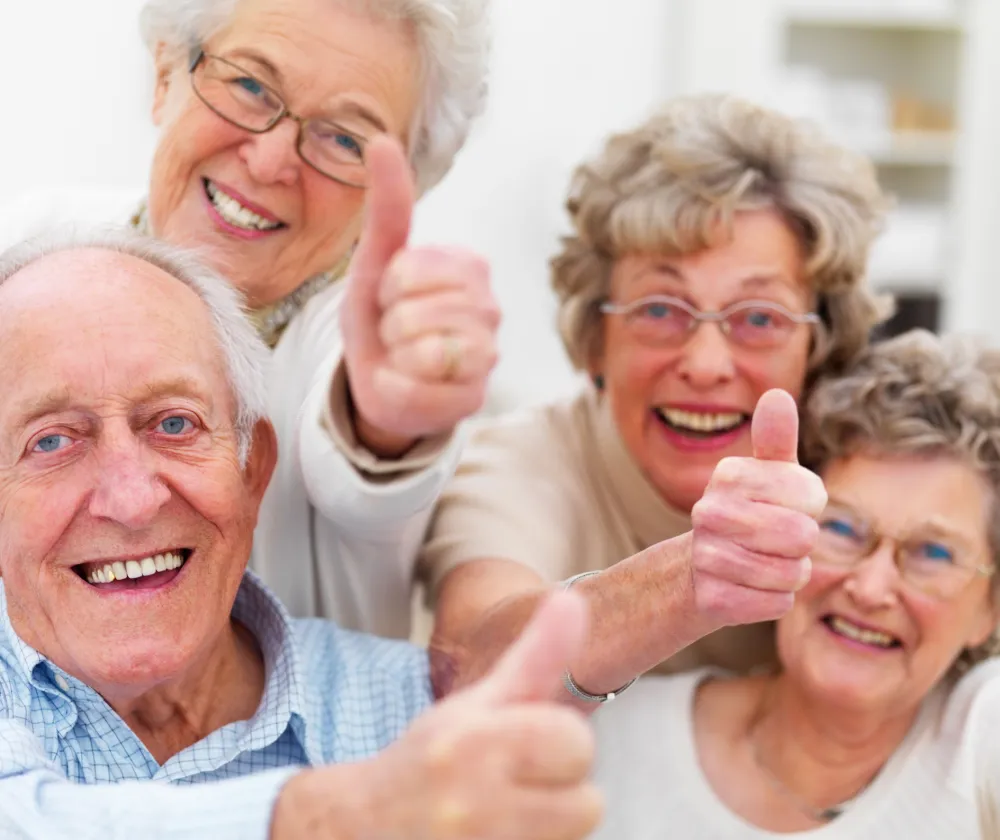 Foto de un grupo de personas mayores riendo