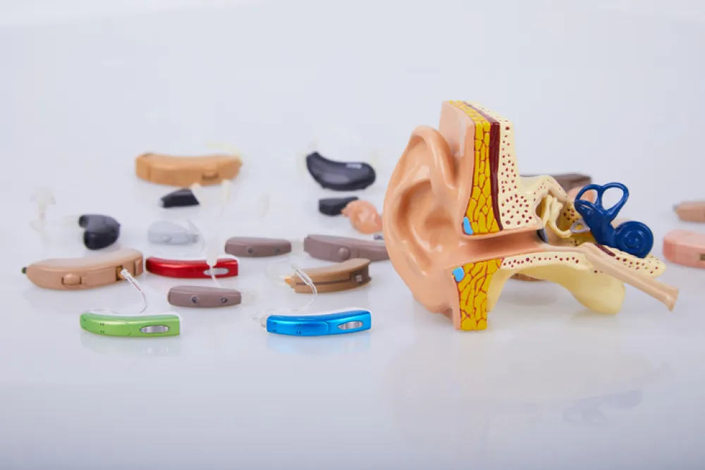 Foto con varios modelos de audífono en distintos colores y tamaños