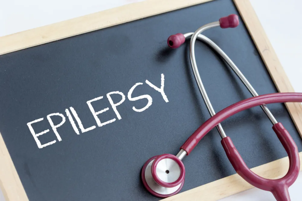 Foto de una pizarra con el nombre de epilepsia escrito en ingles