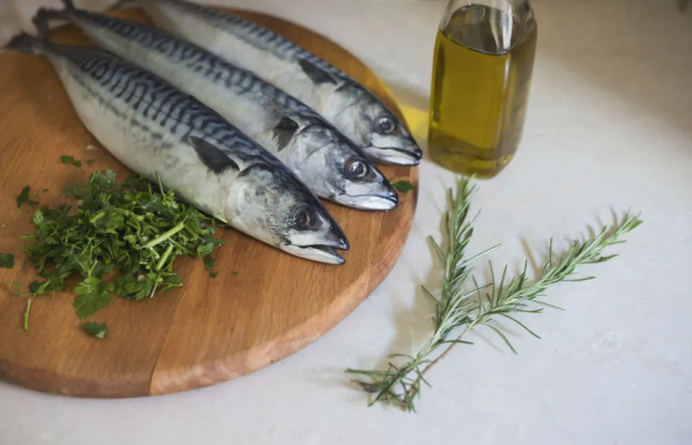 Foto de un plato con pescado azul y aceite de oliva