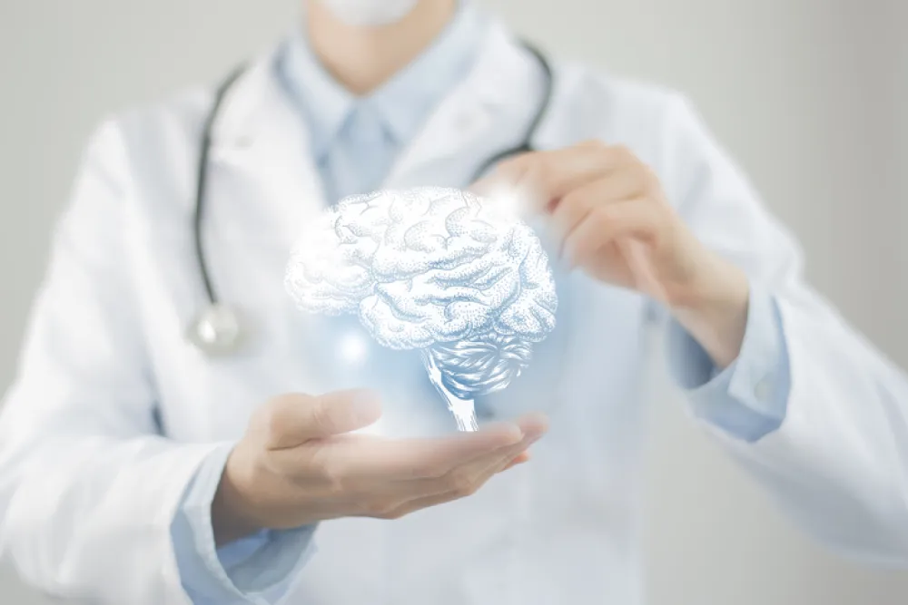 Foto de un medico sosteniendo la imagen de un dibujo de un cerebro en 3 dimensiiones