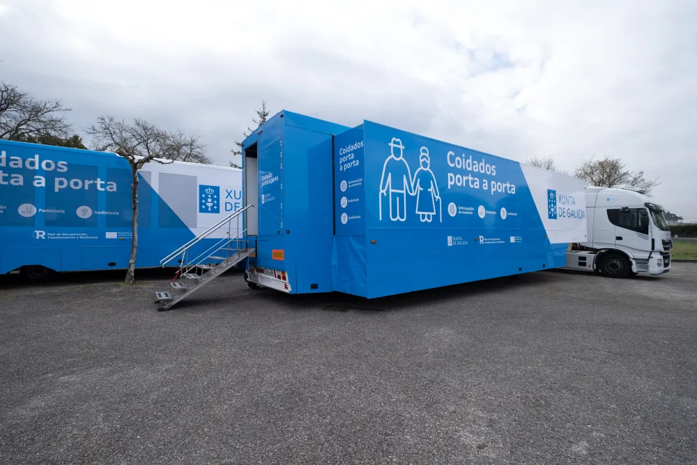 Foto de los autobuses que recorren Galicia en el programa de estimulacion de la memoria