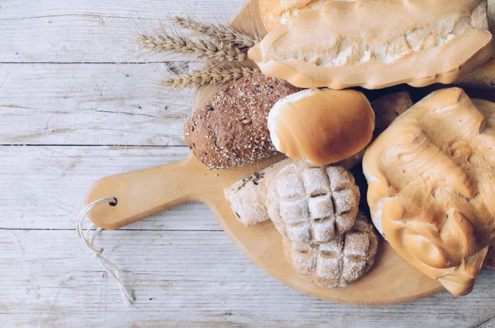 Foto de una bandeja llena de distintos tipos de pan