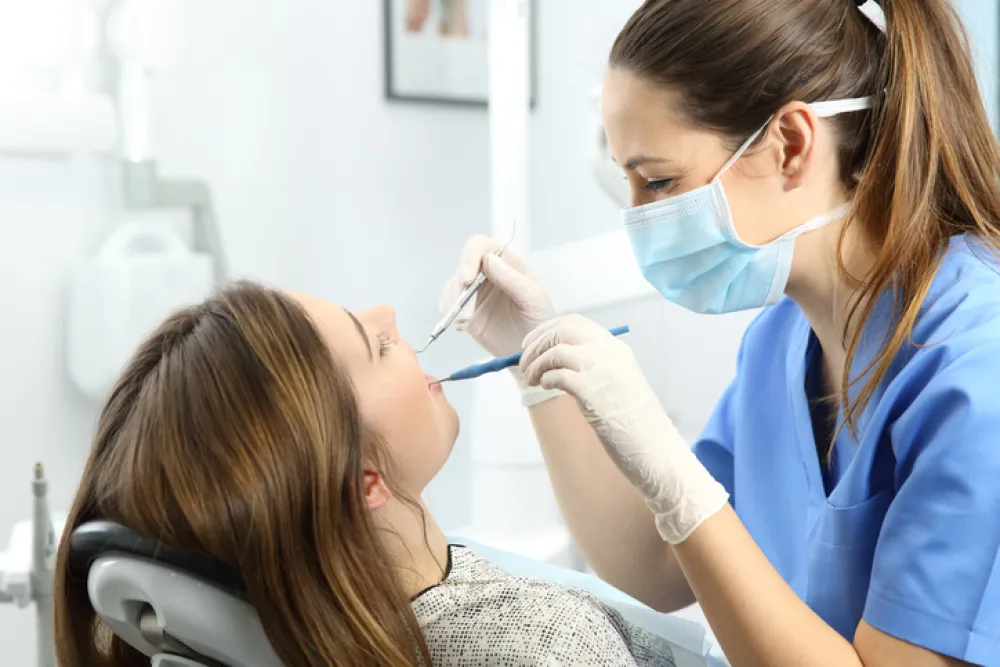 Foto de una mujer en el dentista realizándose una revisión