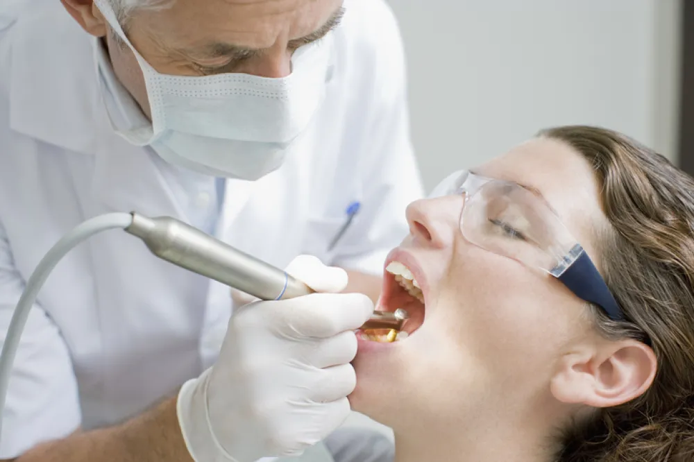 Foto de un dentista observando los dientes de una persona