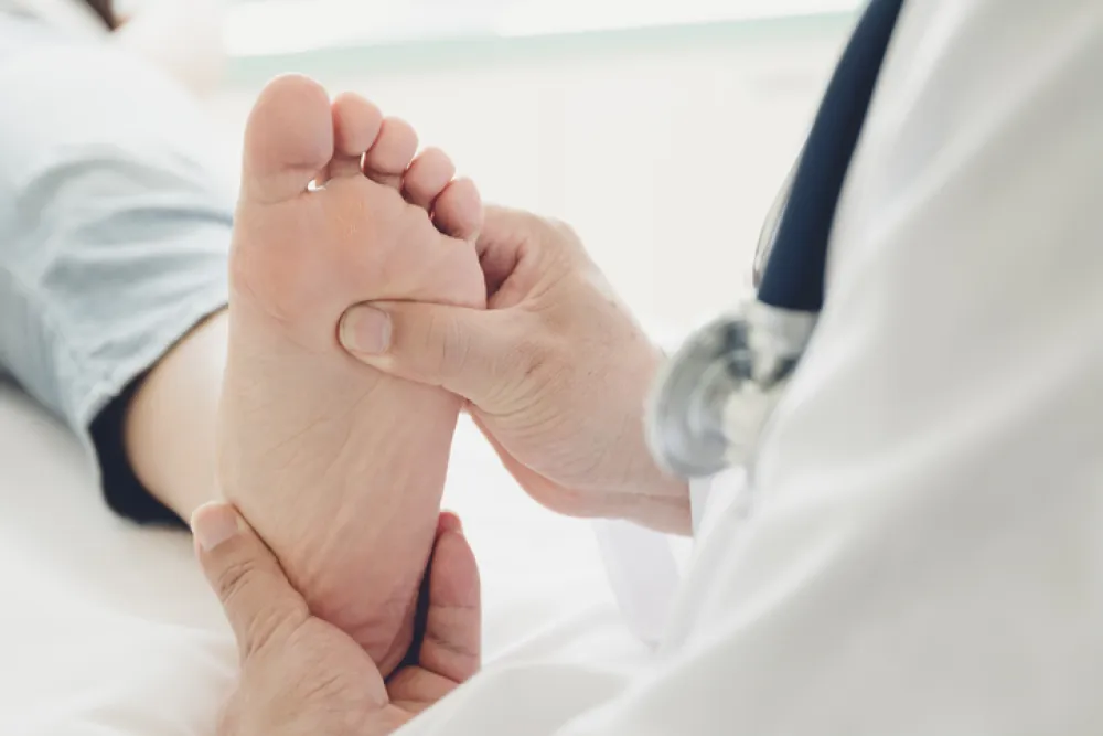 Foto de un pie observado por un médico