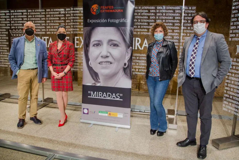 Foto de varias personalidades de la Junta de Extremaduras con un cartel de la exposicion miradas