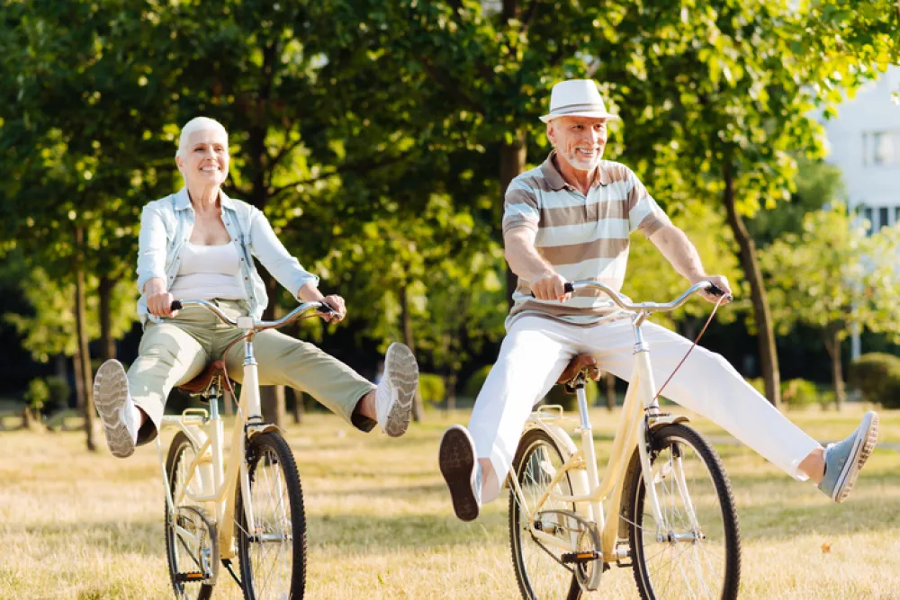 Foto de una pareja de personas mayores montando en bicicleta