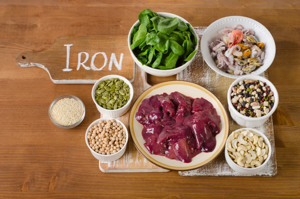 Foto con diversos alimentos rico en hierro como higado, espinacas, mariscos