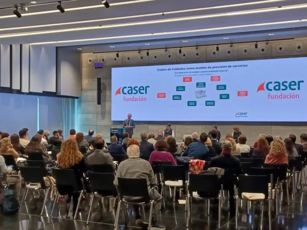 Presentación de una diapositiva sobre Centro de Cuidados como modelo durante la charla de la Jornada cietífica sobre Sistemas de Dependencia de Fundación Caser