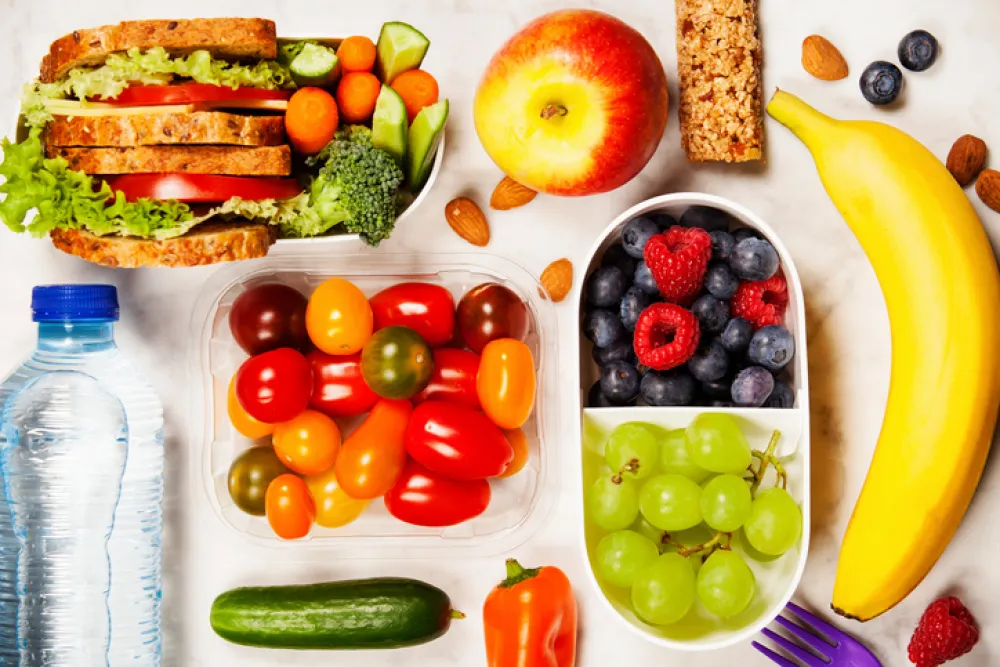 Foto con una bandeja llena de frutas y verduras