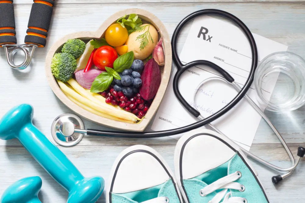 Foto de unamesa con verduras, instrumentos deportivos y médicos