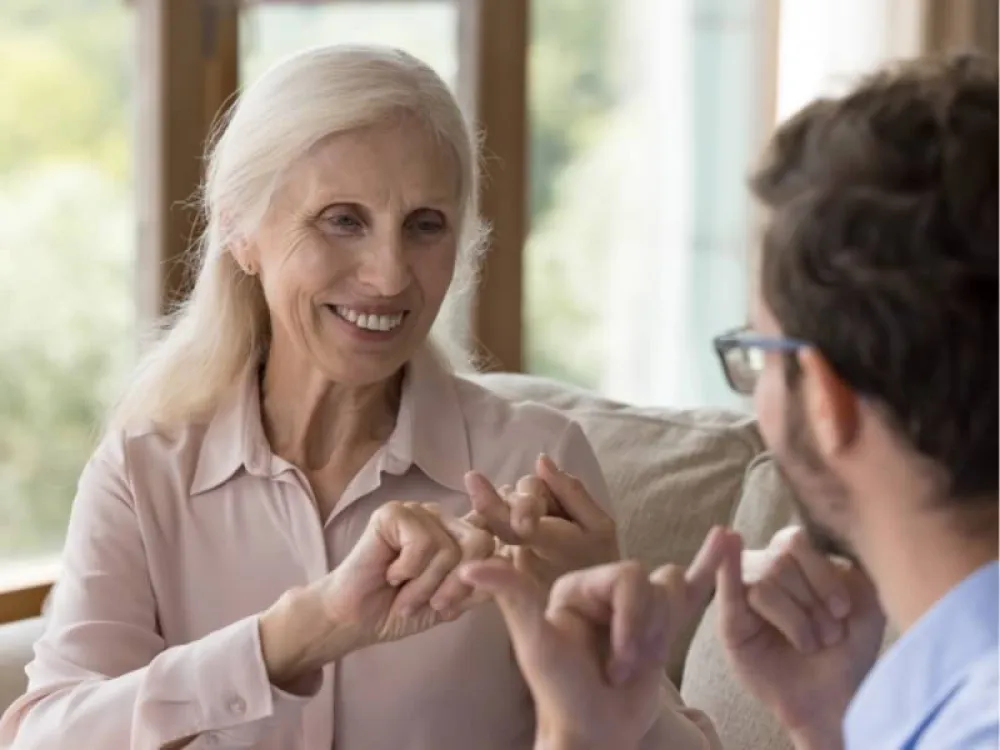 Contar con profesionales formados para atender a personas mayores sordas.