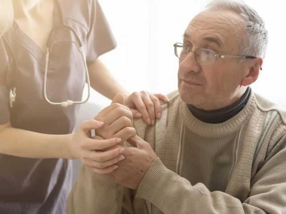  una persona que ha sufrido un ictus regresa a su hogar tras el alta hospitalaria