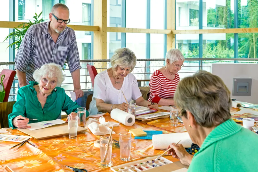 Foto de un grupo de personas mayores en un centro