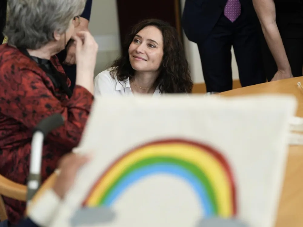 ayuso crea el plan 40 40 de residencias 
