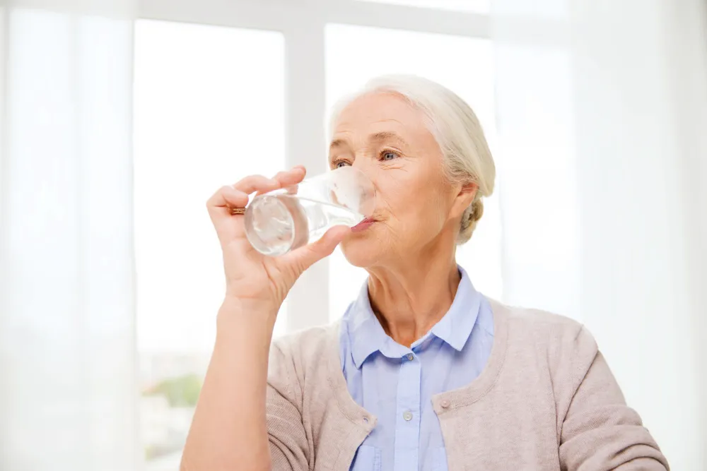 Foto de una mujer bebiendo agua