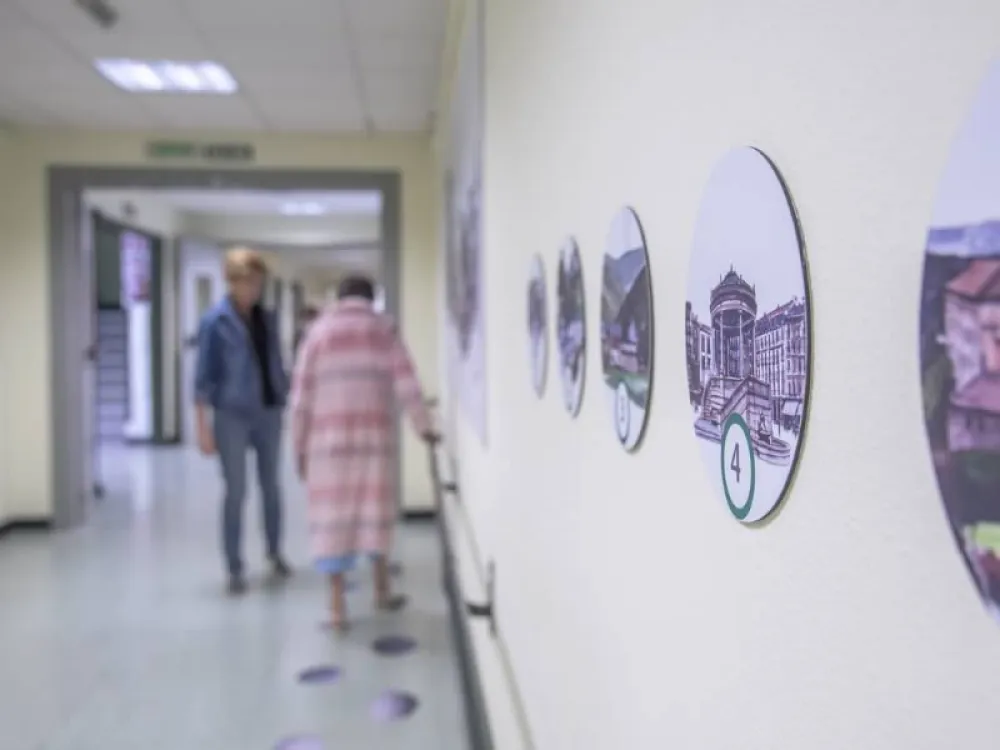 Imágenes, vinilos y elementos visuales de Navarra instalados en suelos y paredes los pasillos de la unidad de Geriatría