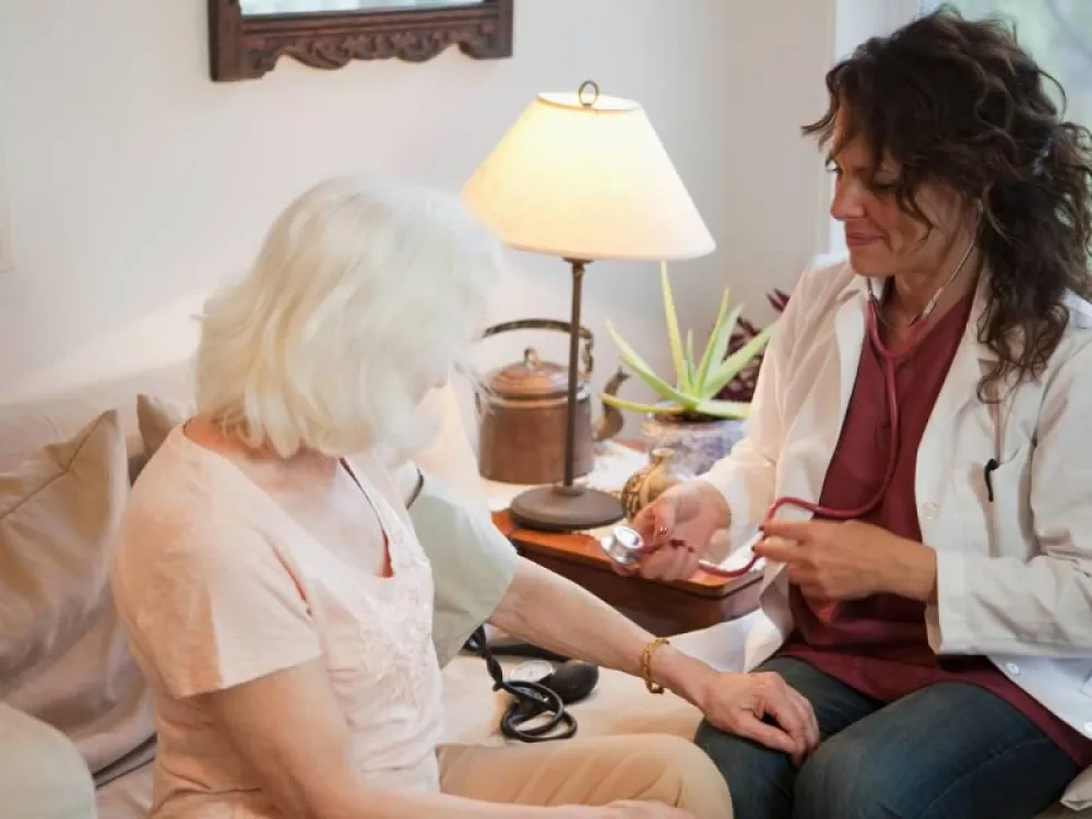 Los mayores de 65 años ganan calidad de vida, pero el sistema de salud es su red de soporte permanente