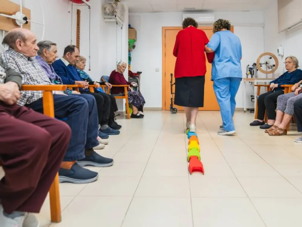 En el sistema de dependencia de España persisten las listas de espera y la demora en la atención