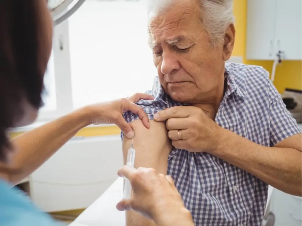 Llamamiento a las personas mayores para reforzar la vacunación frente a la gripe, la COVID-19 y el neumococo